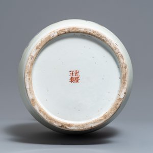 Een Chinese famille rose balustervaas met onsterfelijken, Qianlong merk, 19/20e eeuw — foto 6