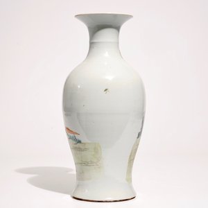 Een Chinese famille rose balustervormige vaas, rood zegelmerk, Republiek, 20e eeuw — foto 3