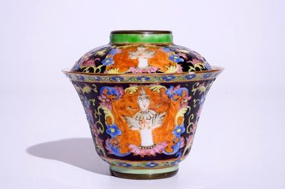 Een Chinese famille rose Bencharong dekselkom voor de Thaise markt, 19/20e eeuw