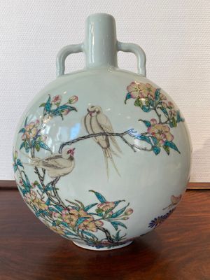Een Chinese famille rose 'bianhu' vaas met vogels bij bloesemtakken, Yongzheng merk, 20e eeuw — foto 3