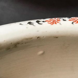 Een Chinese famille rose bloempot, twee schotels en een dekselkom, 19/20e eeuw — foto 18