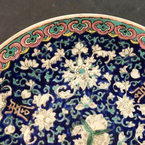 Een Chinese famille rose bloempot, twee schotels en een dekselkom, 19/20e eeuw — foto 31