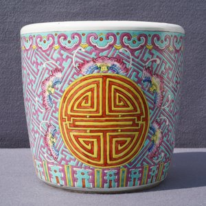 Een Chinese famille rose bloempot, twee schotels en een dekselkom, 19/20e eeuw — foto 38
