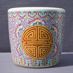 Een Chinese famille rose bloempot, twee schotels en een dekselkom, 19/20e eeuw — foto 39