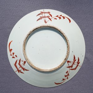 Een Chinese famille rose bloempot, twee schotels en een dekselkom, 19/20e eeuw — foto 42