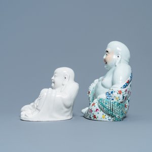 Een Chinese famille rose Boeddha en één in blanc de Chine, 19/20e eeuw — foto 5