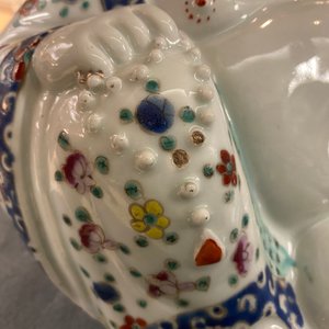 Een Chinese famille rose Boeddha en één in blanc de Chine, 19/20e eeuw — foto 10