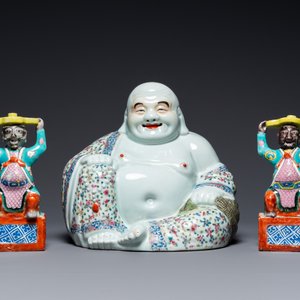 Een Chinese famille rose Boeddha en een paar kandelaars, 19/20e eeuw — foto 2