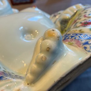 Een Chinese famille rose Boeddha en een paar kandelaars, 19/20e eeuw — foto 27