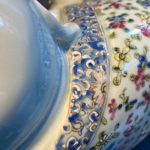 Een Chinese famille rose Boeddha en een paar kandelaars, 19/20e eeuw — foto 30