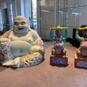 Een Chinese famille rose Boeddha en een paar kandelaars, 19/20e eeuw — foto 8