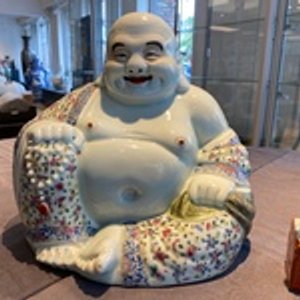 Een Chinese famille rose Boeddha en een paar kandelaars, 19/20e eeuw — foto 9