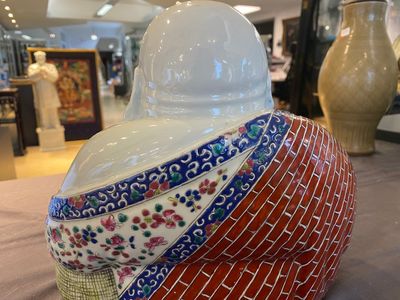 Een Chinese famille rose Boeddha, zegelmerk, 19/20e eeuw — foto 5