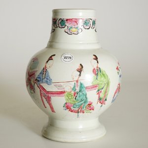 Een Chinese famille rose bolvaas met lange lijzen en spelende zotjes, Yongzheng — foto 7