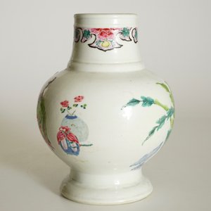 Een Chinese famille rose bolvaas met lange lijzen en spelende zotjes, Yongzheng — foto 8