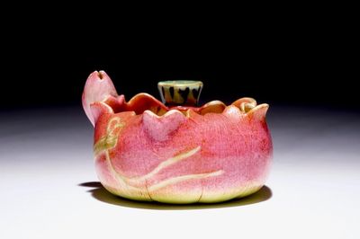 Een Chinese famille rose brushwasher in de vorm van een lotusbloem, Yongzheng