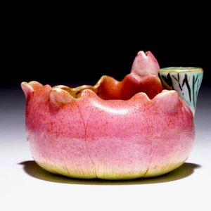 Een Chinese famille rose brushwasher in de vorm van een lotusbloem, Yongzheng — foto 2