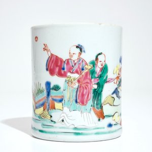 Een Chinese famille rose brushwasher met figuren in een tuin, Qianlong — foto 1