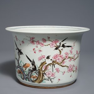 Een Chinese famille rose cachepot met eksters op prunusbloesems, 19/20e eeuw — foto 1