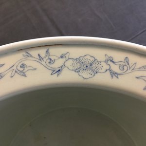 Een Chinese famille rose cachepot met eksters op prunusbloesems, 19/20e eeuw — foto 13