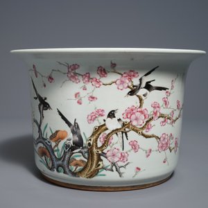 Een Chinese famille rose cachepot met eksters op prunusbloesems, 19/20e eeuw — foto 2