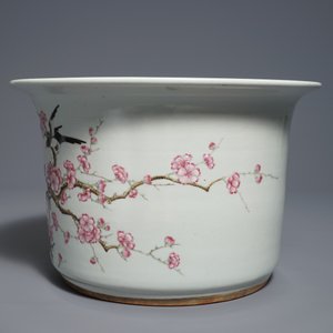 Een Chinese famille rose cachepot met eksters op prunusbloesems, 19/20e eeuw — foto 5
