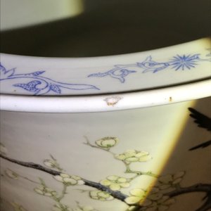 Een Chinese famille rose cachepot met eksters op prunusbloesems, 19/20e eeuw — foto 8