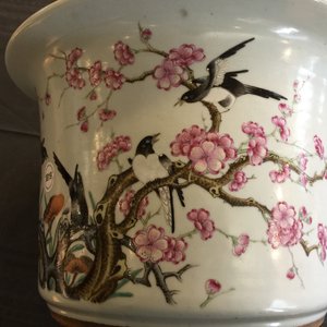 Een Chinese famille rose cachepot met eksters op prunusbloesems, 19/20e eeuw — foto 10