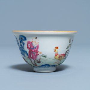 Een Chinese famille rose 'chicken' cup, Qianlong merk, 19/20e eeuw — foto 2