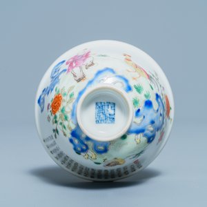 Een Chinese famille rose 'chicken' cup, Qianlong merk, 19/20e eeuw — foto 7