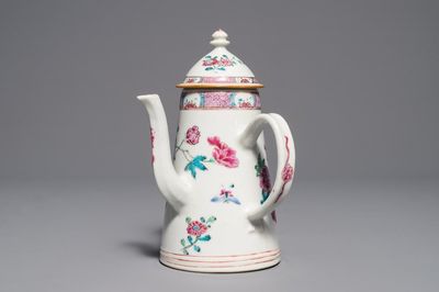 Een Chinese famille rose chocoladekan met deksel, Yongzheng