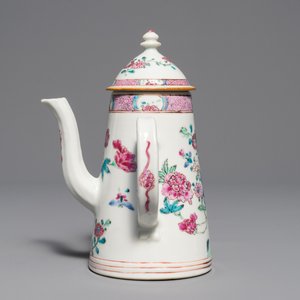 Een Chinese famille rose chocoladekan met deksel, Yongzheng — foto 3