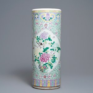 Een Chinese famille rose cilindrische vaas met vogels en bloemen, 19e eeuw — foto 1