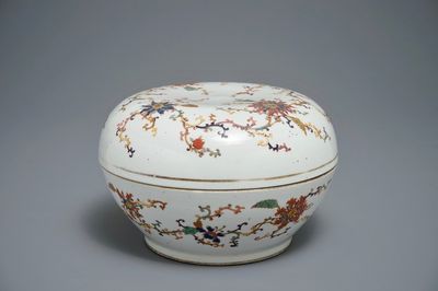 Een Chinese famille rose dekseldoos met floraal decor, Zhou Shunxing merk, 19/20e eeuw
