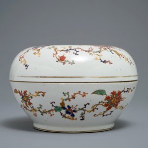 Een Chinese famille rose dekseldoos met floraal decor, Zhou Shunxing merk, 19/20e eeuw — foto 2