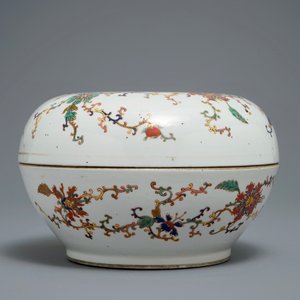 Een Chinese famille rose dekseldoos met floraal decor, Zhou Shunxing merk, 19/20e eeuw — foto 4