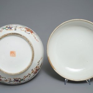 Een Chinese famille rose dekseldoos met floraal decor, Zhou Shunxing merk, 19/20e eeuw — foto 7