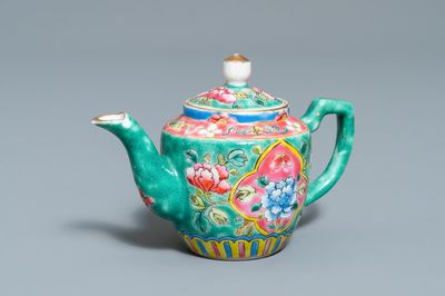 Een Chinese famille rose dekselkan met turquoise fondkleur voor de Straits of Peranakan markt, 19e eeuw