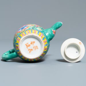 Een Chinese famille rose dekselkan met turquoise fondkleur voor de Straits of Peranakan markt, 19e eeuw — foto 7