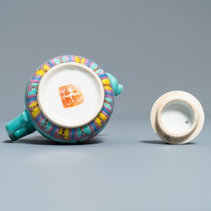 Een Chinese famille rose dekselkan met turquoise fondkleur voor de Straits of Peranakan markt, 19e eeuw — foto 7