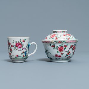 Een Chinese famille rose dekselkom, een kop en twee schotels met landschapsdecor, Yongzheng — foto 6