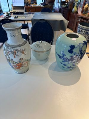 Een Chinese famille rose dekselkom, een vaas en een blauw-witte pot met celadon fond, 19/20e eeuw — foto 1