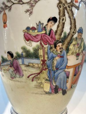 Een Chinese famille rose dekselkom, een vaas en een blauw-witte pot met celadon fond, 19/20e eeuw — foto 11
