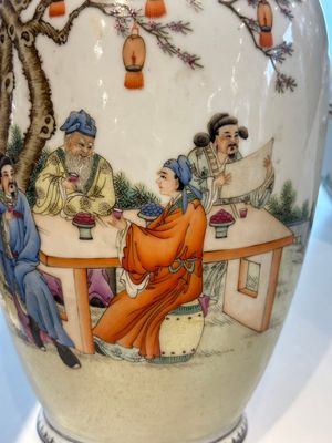 Een Chinese famille rose dekselkom, een vaas en een blauw-witte pot met celadon fond, 19/20e eeuw — foto 12
