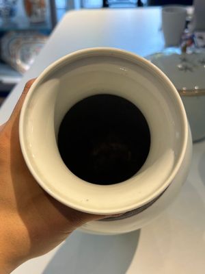 Een Chinese famille rose dekselkom, een vaas en een blauw-witte pot met celadon fond, 19/20e eeuw — foto 16