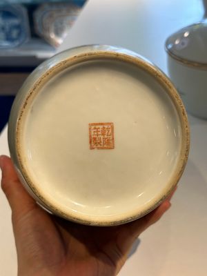 Een Chinese famille rose dekselkom, een vaas en een blauw-witte pot met celadon fond, 19/20e eeuw — foto 17