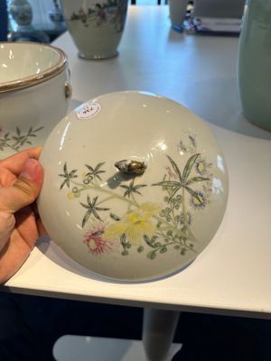 Een Chinese famille rose dekselkom, een vaas en een blauw-witte pot met celadon fond, 19/20e eeuw — foto 22