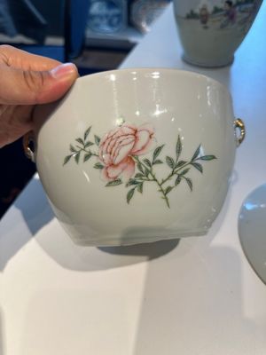 Een Chinese famille rose dekselkom, een vaas en een blauw-witte pot met celadon fond, 19/20e eeuw — foto 28