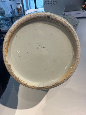 Een Chinese famille rose dekselkom, een vaas en een blauw-witte pot met celadon fond, 19/20e eeuw — foto 7