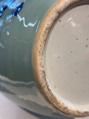 Een Chinese famille rose dekselkom, een vaas en een blauw-witte pot met celadon fond, 19/20e eeuw — foto 8